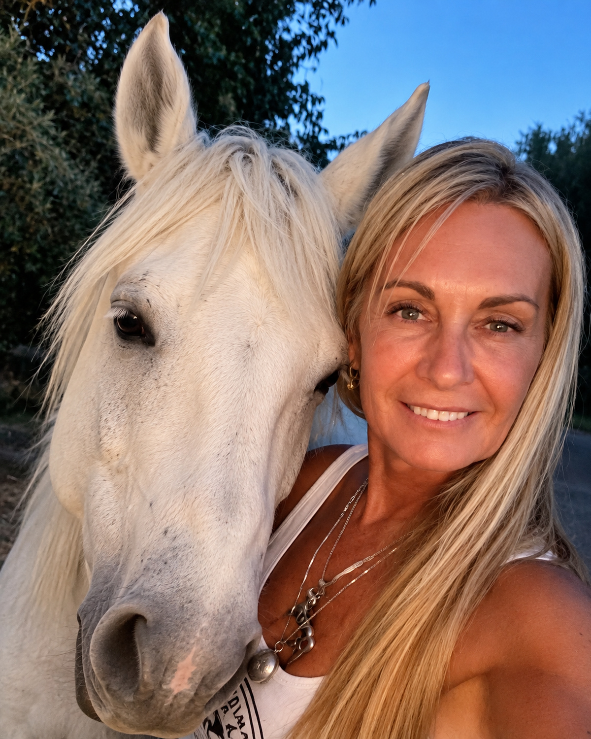 Klara Kozak, founder of DREKKI, with a white horse